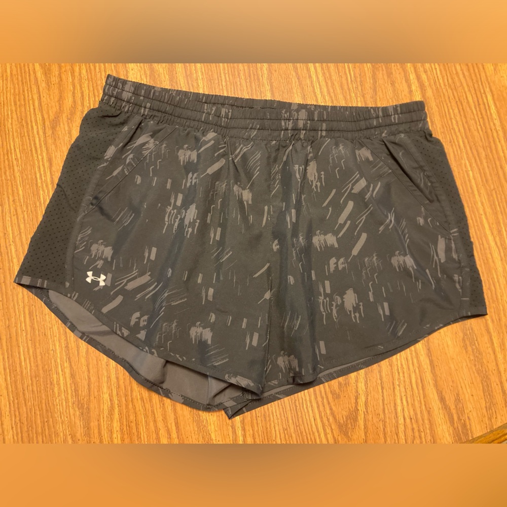 Women’s Under Armour Shorts - size large – loose fit style